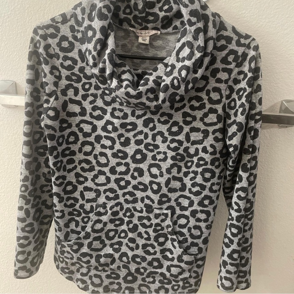 Leopard print sweater/shirt!